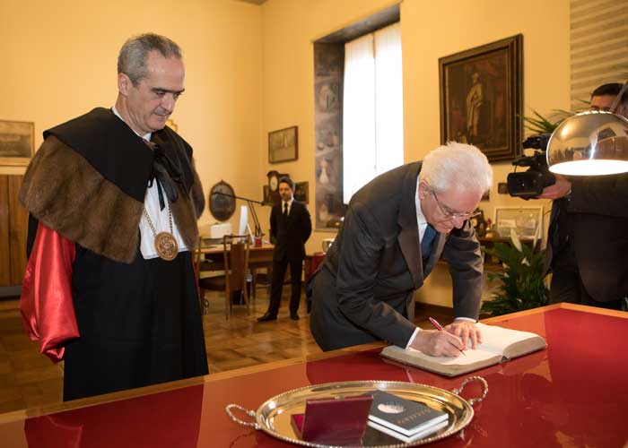 Sergio Mattarella firma il libro degli ospiti