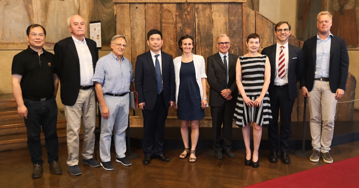 Console della Cina e delegazione dell'università davanti alla cattedra di galileo