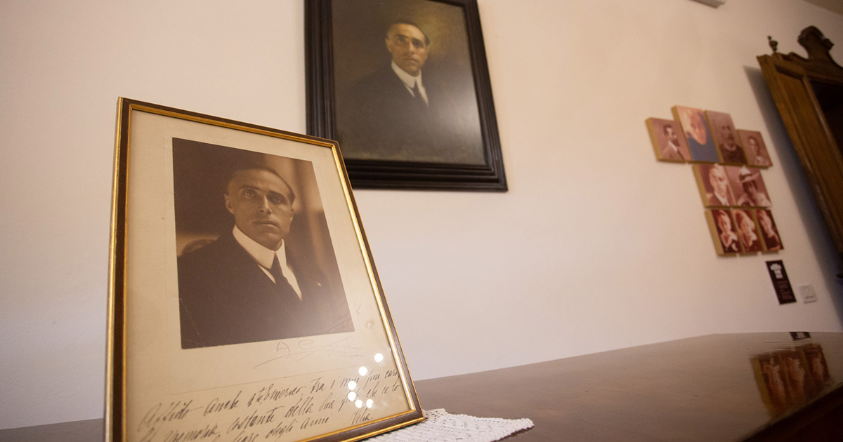 Foto e pianoforte nella casa museo Matteotti