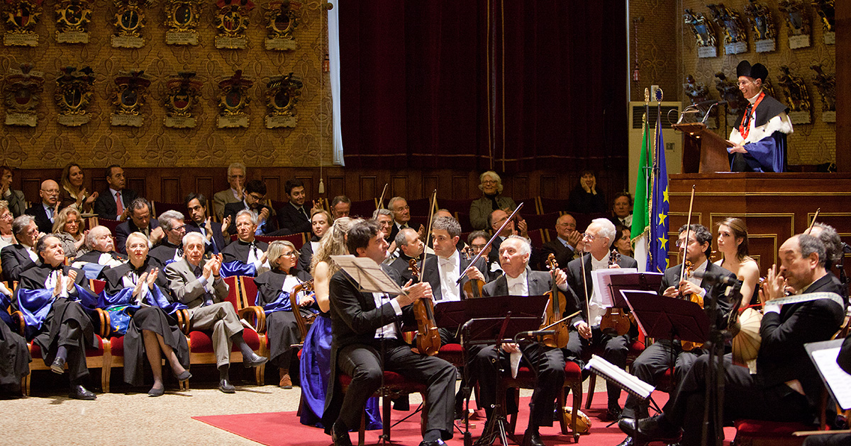 Scimone durante la cerimonia di laurea