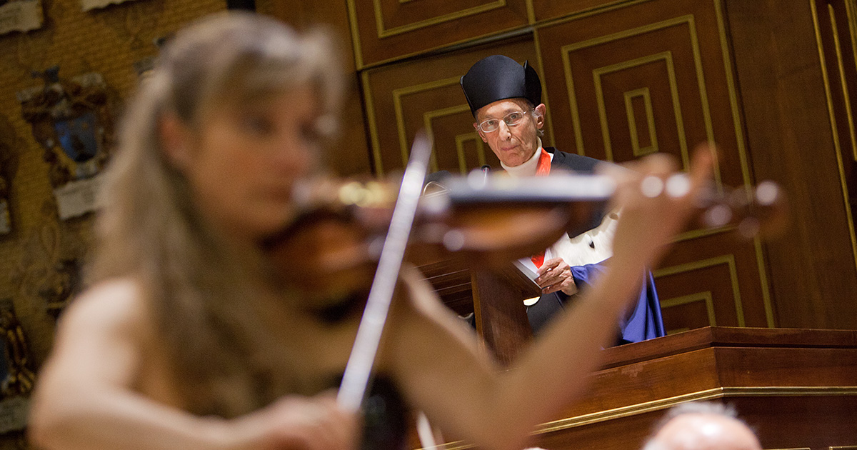 Scimone durante la cerimonia di laurea