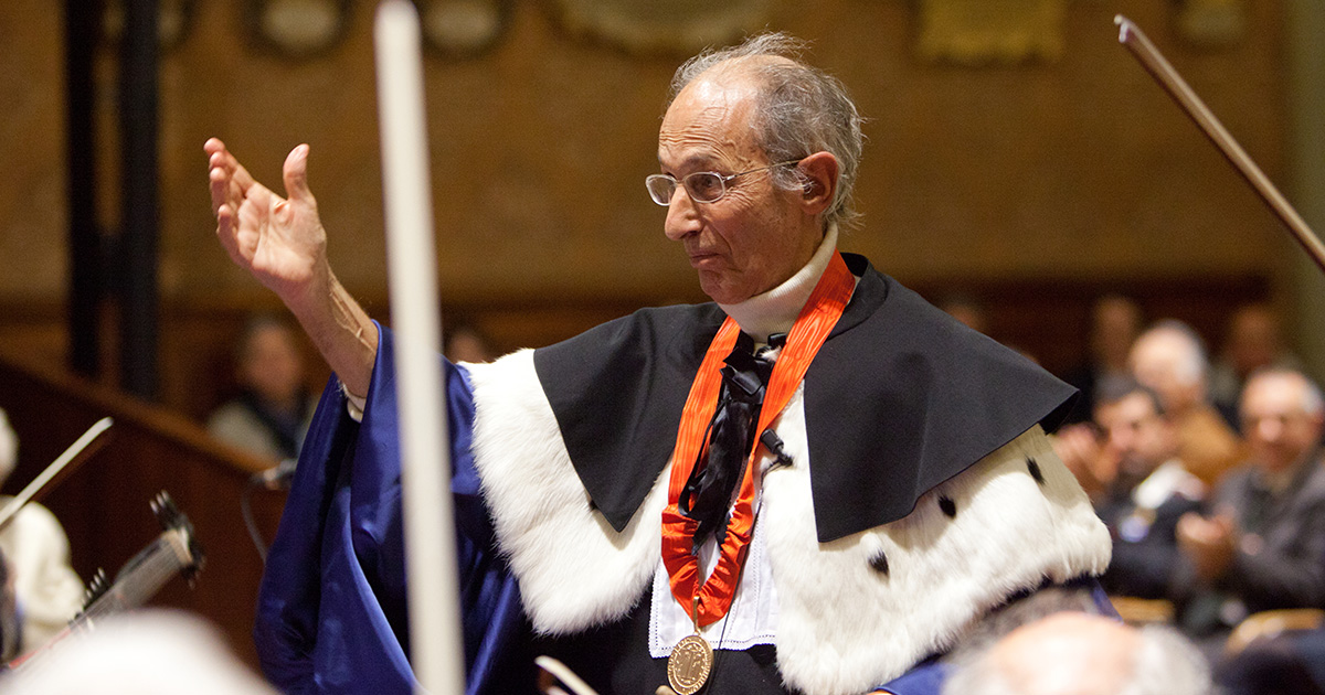 Scimone durante la cerimonia di laurea