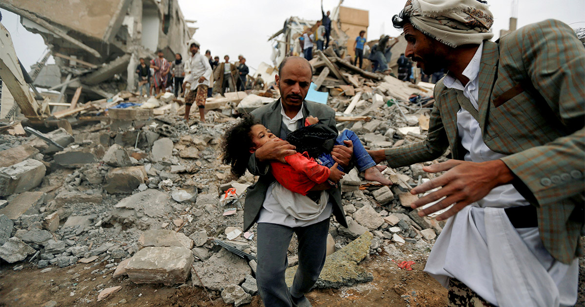 Una bambina estratta viva in Yemen dopo un bombardamento aereo. Foto: Reuters