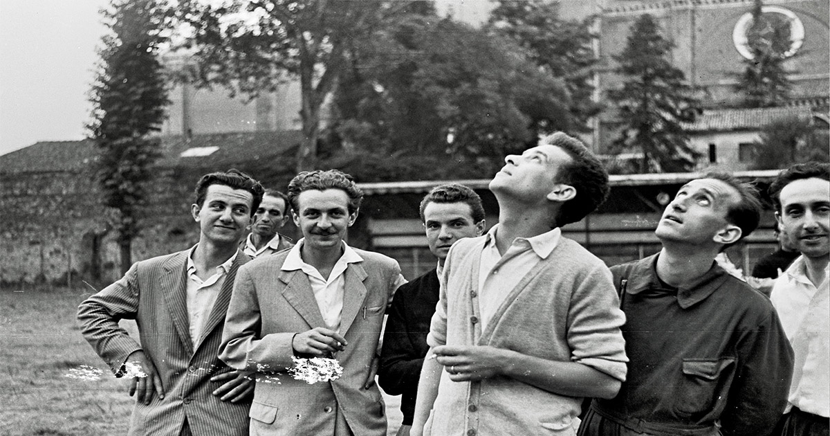 Gian Antonio Salandin, a sinistra, durante il lancio di palloni per lo studio dei raggi cosmici, Padova, 1953