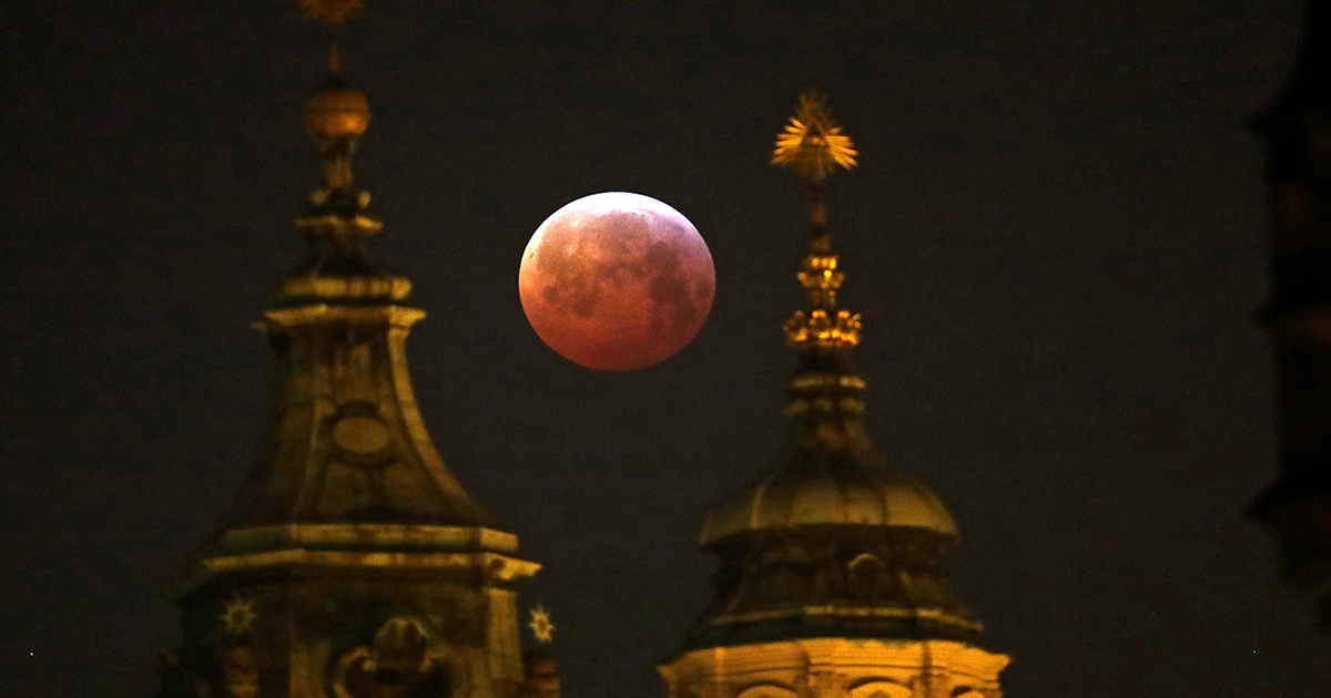 Un'immagine della Luna durante l'eclissi totale del 21 gennaio 2019. Foto: Reuters