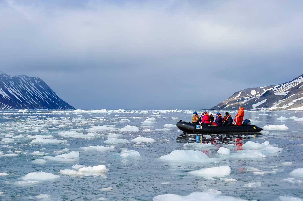 Un gruppo in esplorazione in un fiordo di Hornsund, Svalbard