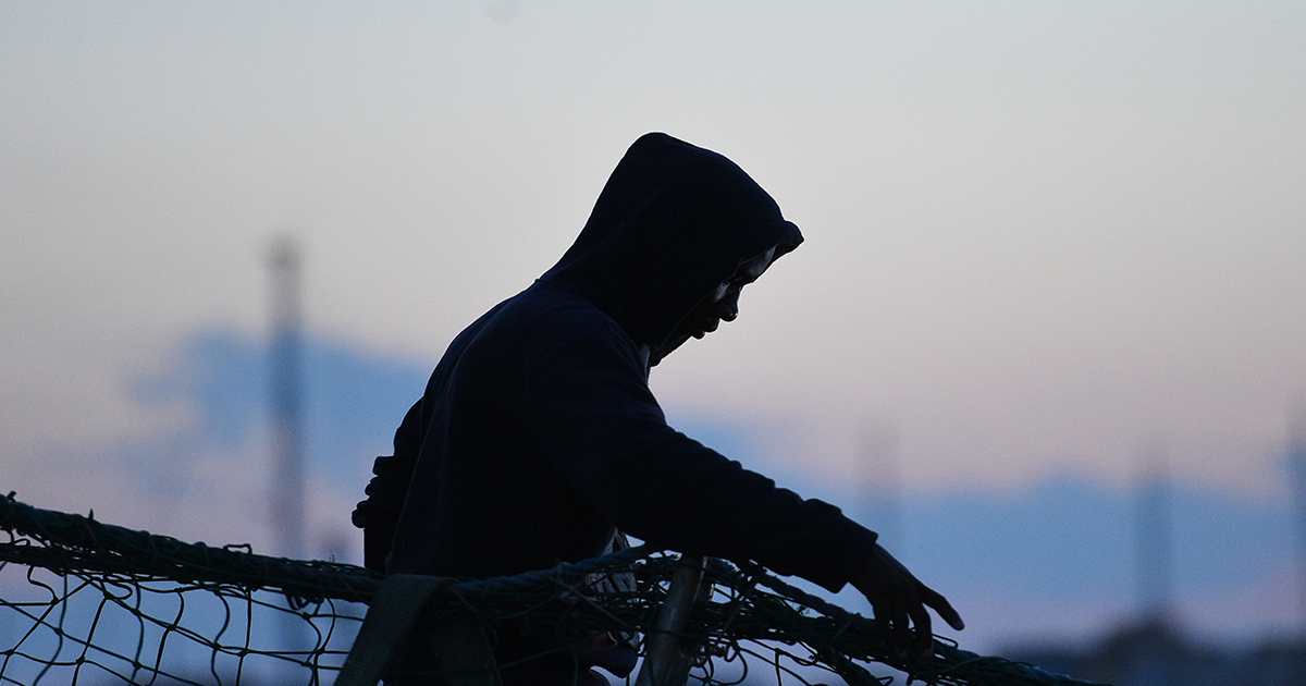 Un migrante sbarca dalla Sea Watch 3