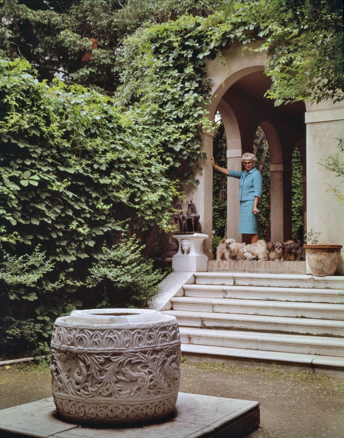 Peggy Guggenheim all’entrata di Palazzo Venier dei Leoni, Venezia, 1967, Courtesy The Solomon R. Guggenheim Foundation