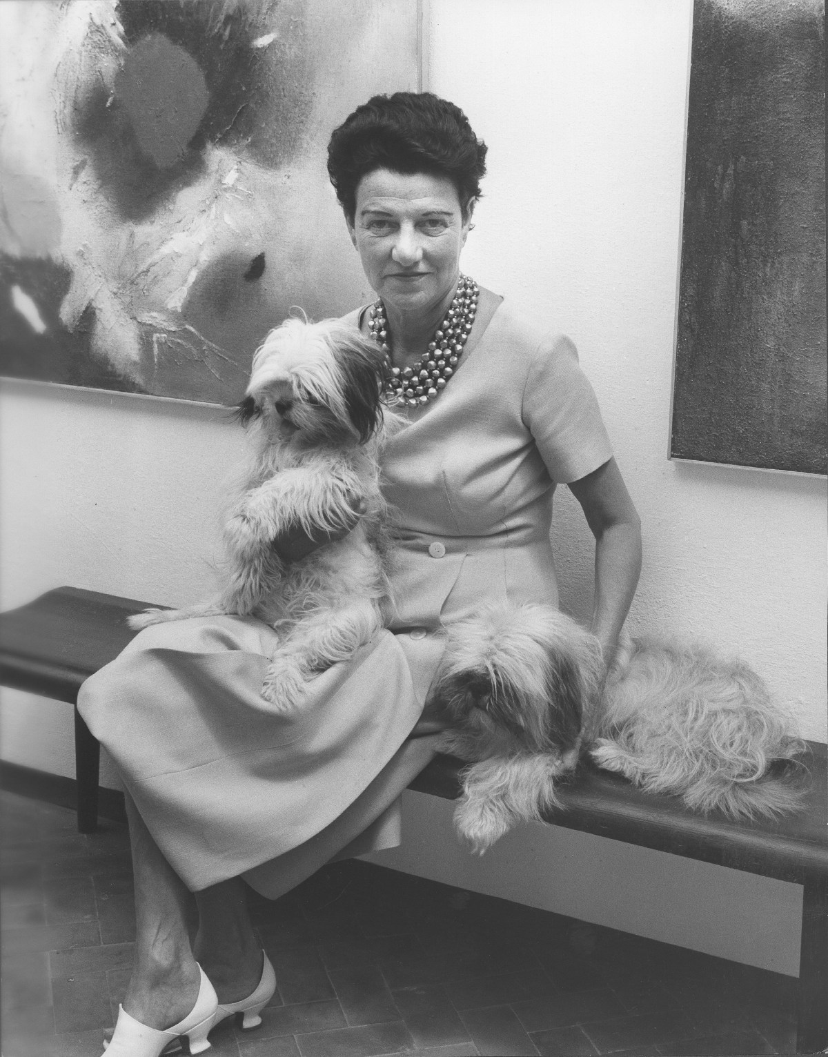 Peggy Guggenheim a Palazzo Venier dei Leoni, Venezia, anni ’50. Alle sue spalle, a sinistra, Edmondo Bacci Avvenimento #247, 1956 (Photo Roloff Beny / courtesy of Archives and National Archives of Canada)