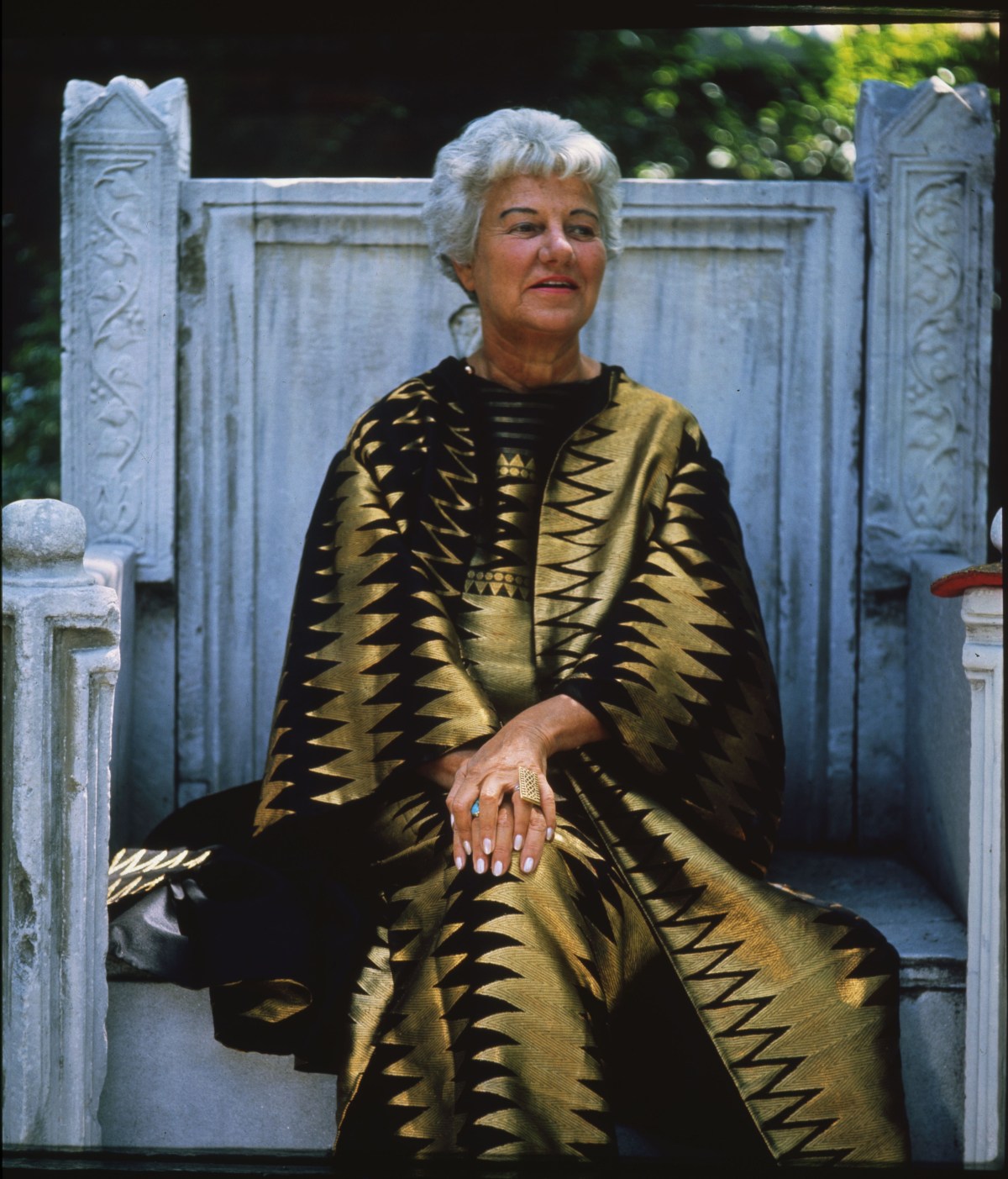 Peggy Guggenheim seduta sul trono nel giardino di Palazzo Venier dei Leoni, Venezia, anni ’60 (Photo Roloff Beny / courtesy of Archives and National Archives of Canada)