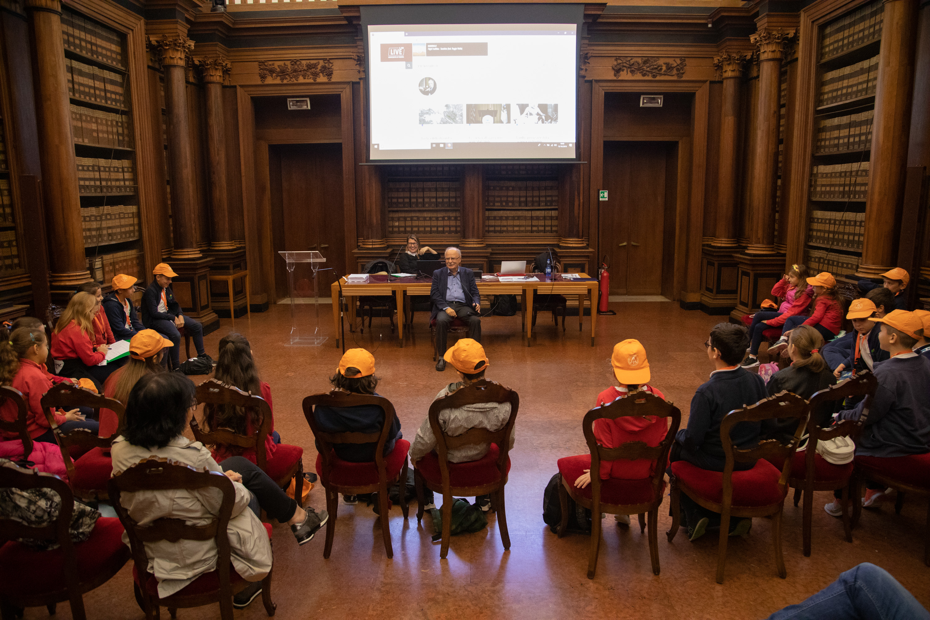 "Reporter per un giorno", Kids university 2019 - Archivio antico, Palazzo Bo, Università degli studi di Padova (foto: Andrea Signori)