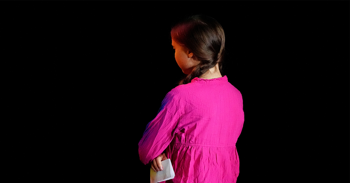 Greta Thunberg di spalle poco prima del suo intervento al climate summit dell'Onu. Foto: Reuters