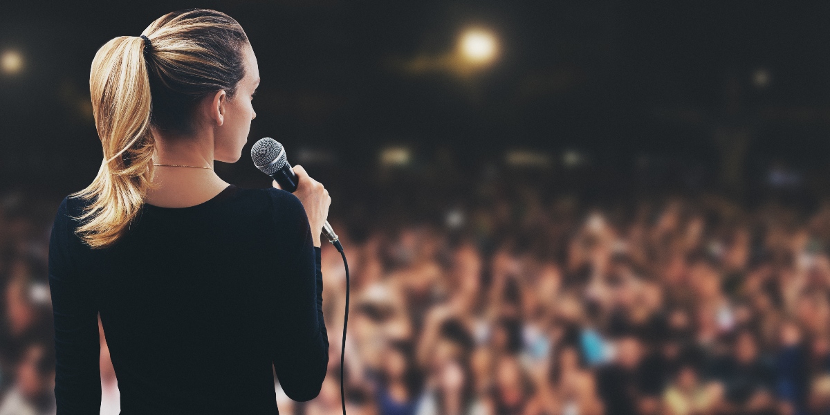 una cantante durante un concerto