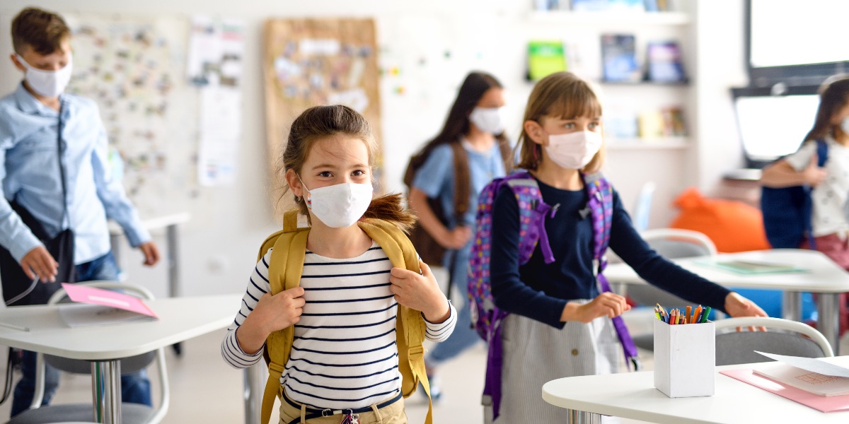 bambini a scuola con mascherine