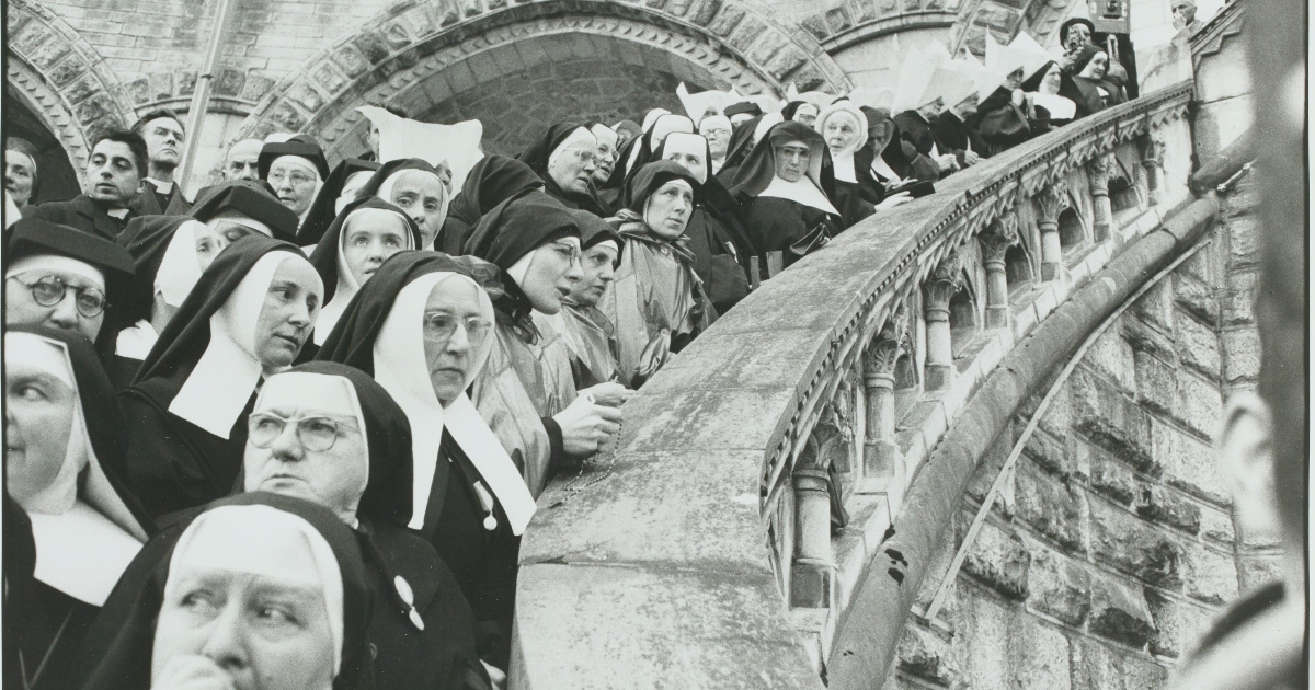 Henri Cartier-Bresson Lourdes, France, 1958, épreuve gélatino-argentique de 1973 © Fondation Henri Cartier-Bresson / Magnum Photos