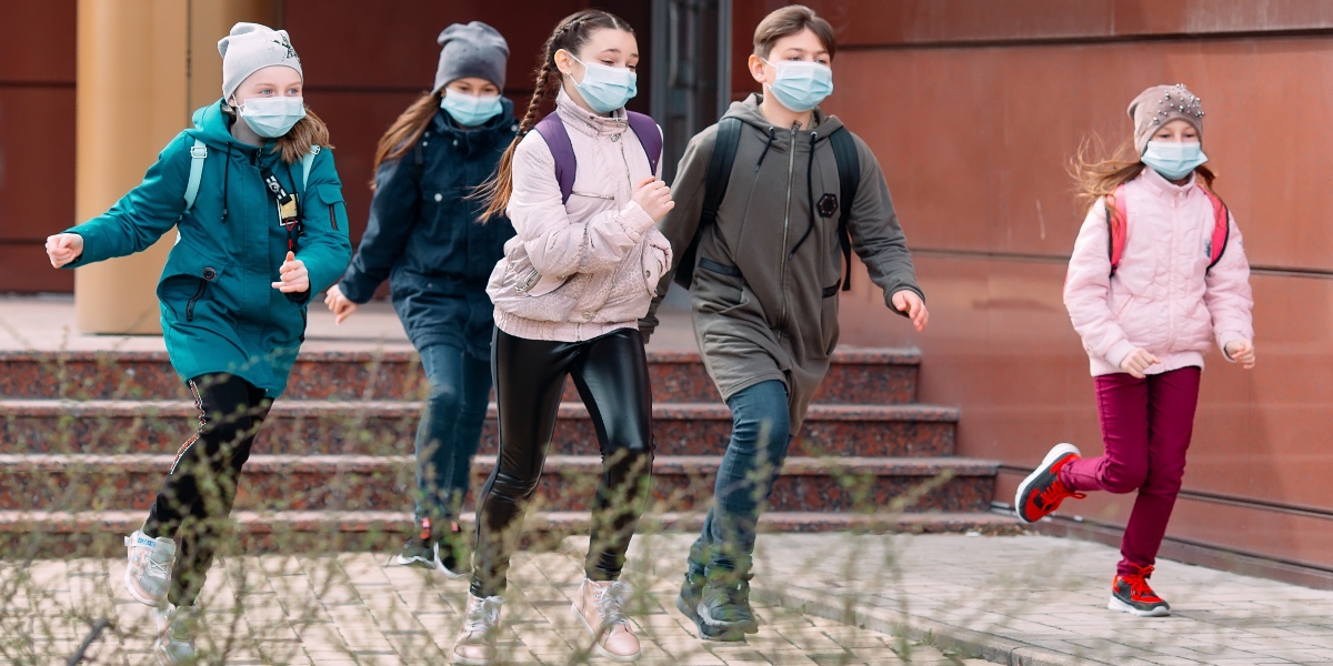 bambini all'uscita da scuola