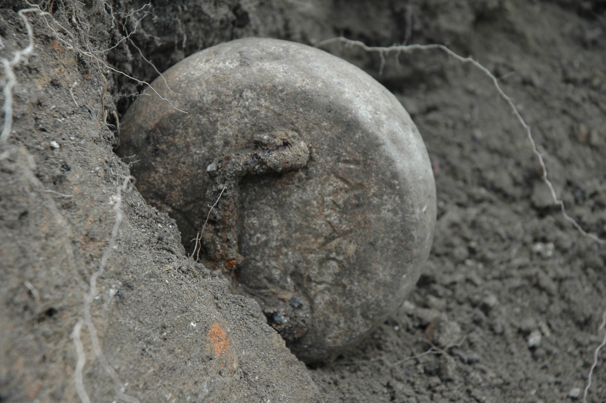 Il rinvenimento del peso lapideo di 327 grammi (1 libbra) su cui era inciso il nome di Tito Macro, uno dei possibili rietari della domus 