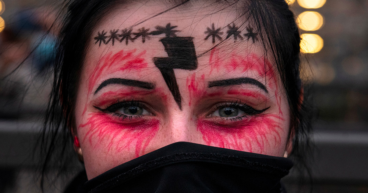 Una donna protesta contro le nuove disposizioni contro l'aborto