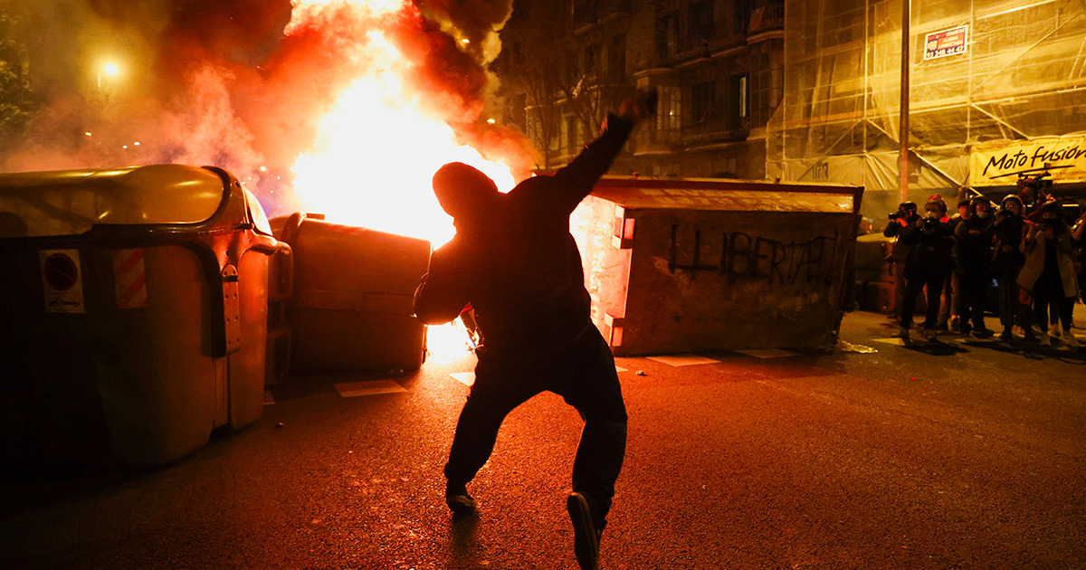 Le proteste per l'arresto del rapper spagnolo Pablo Hasel