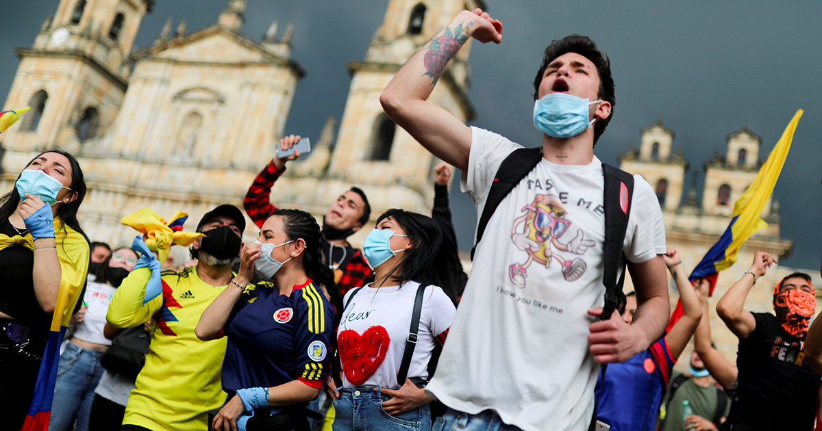 Bogotà, le proteste contro le riforme fiscali del governo