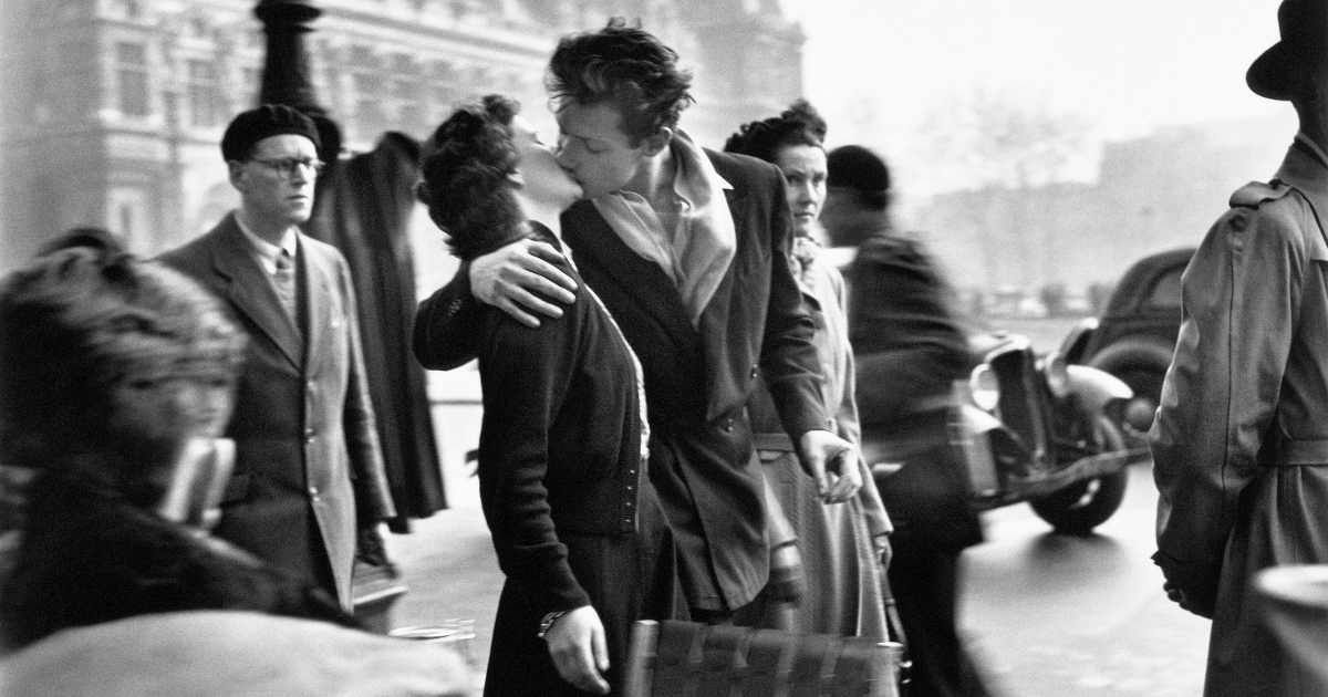 Le baiser de l’Hôtel de Ville, Paris 1950 © Robert Doisneau