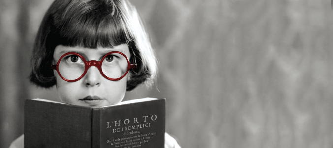 bambina e libro