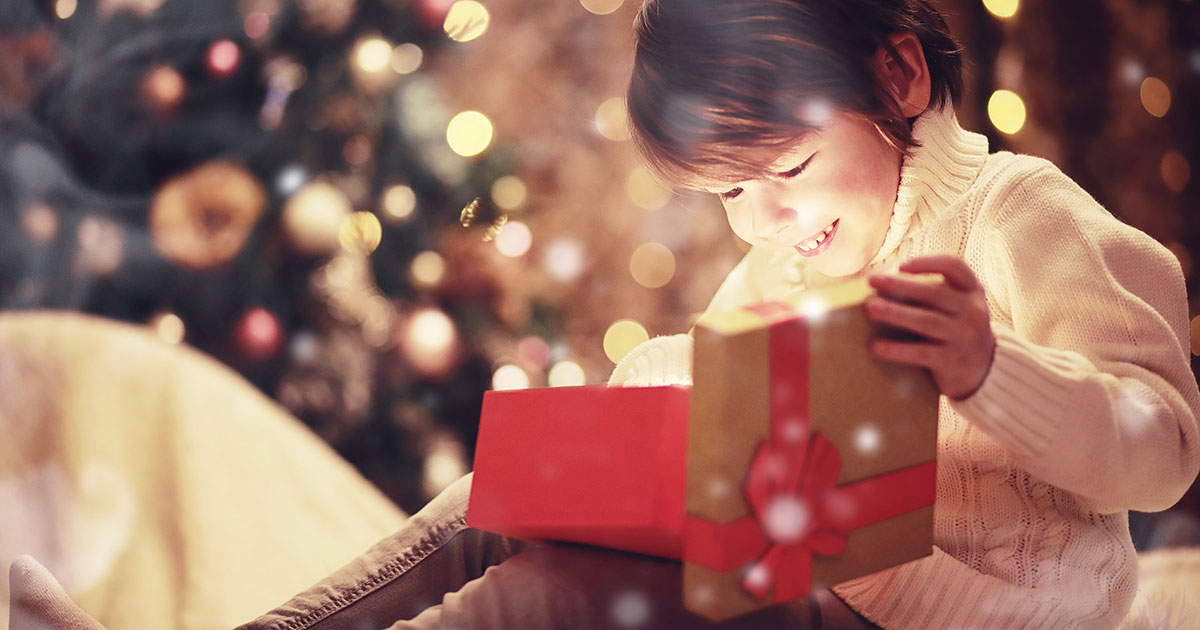 bambina con regalo