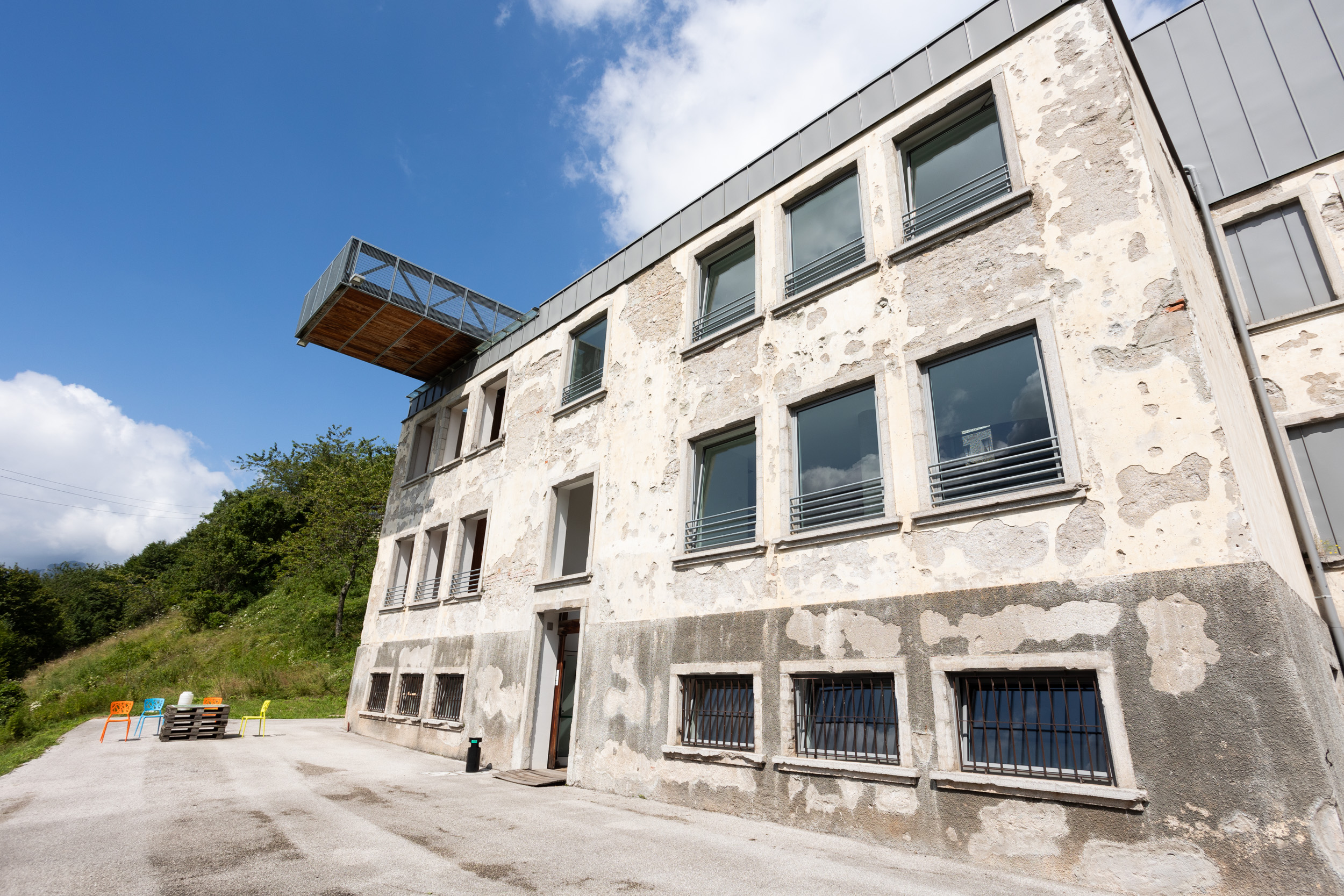 Nuovo spazio di Casso, l'ex scuola riaperta nel 2012 e gestita da Dolomiti contemporanee, foto: Massimo Pistore