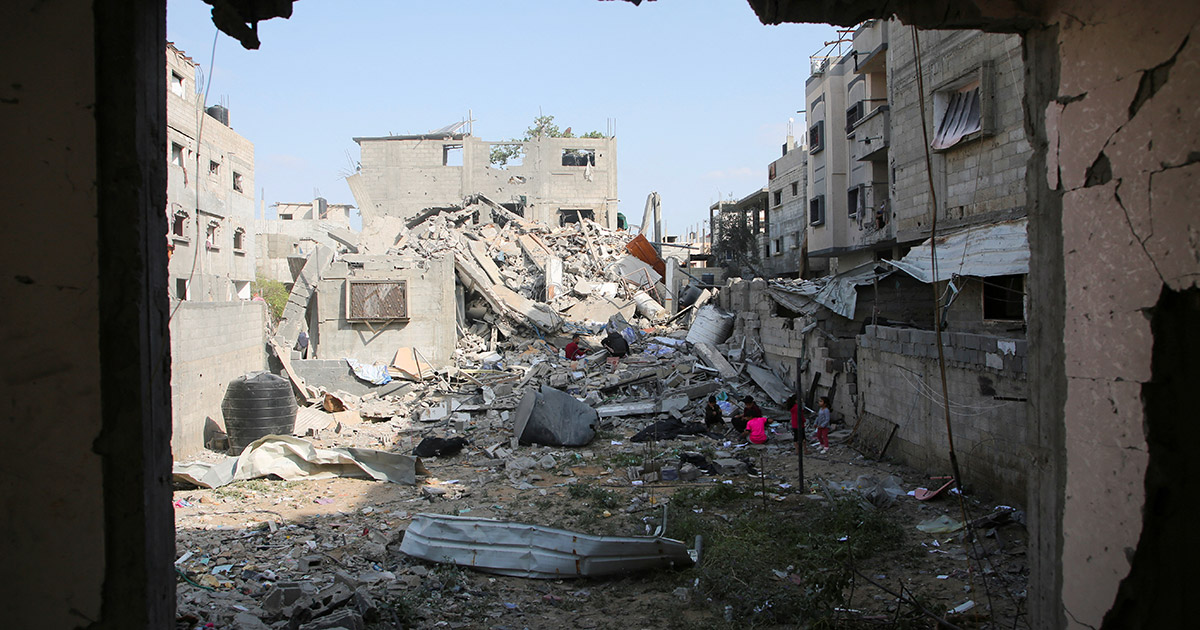 Un edificio distrutto, a Gaza, da un bombardamento israeliano. Foto: Reuters