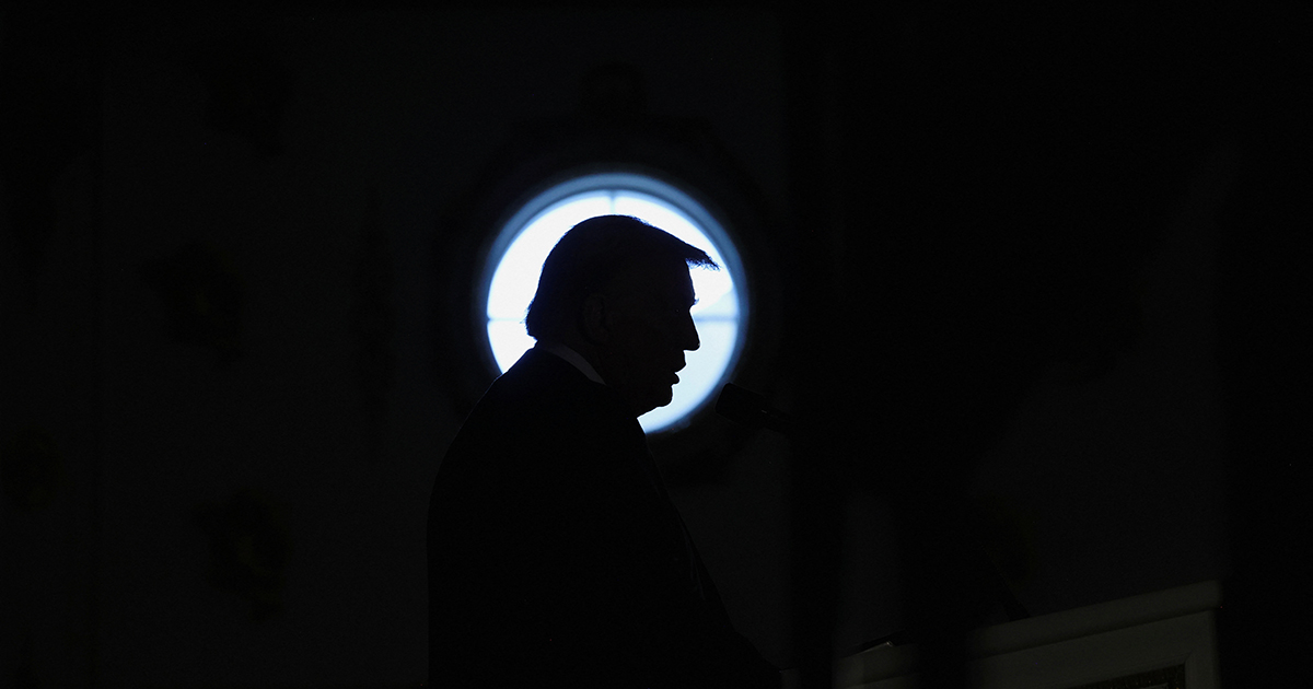 Il profilo del candidato repubblicano Donald Trump all'arrivo su un palco per un comizio. Foto: Reuters