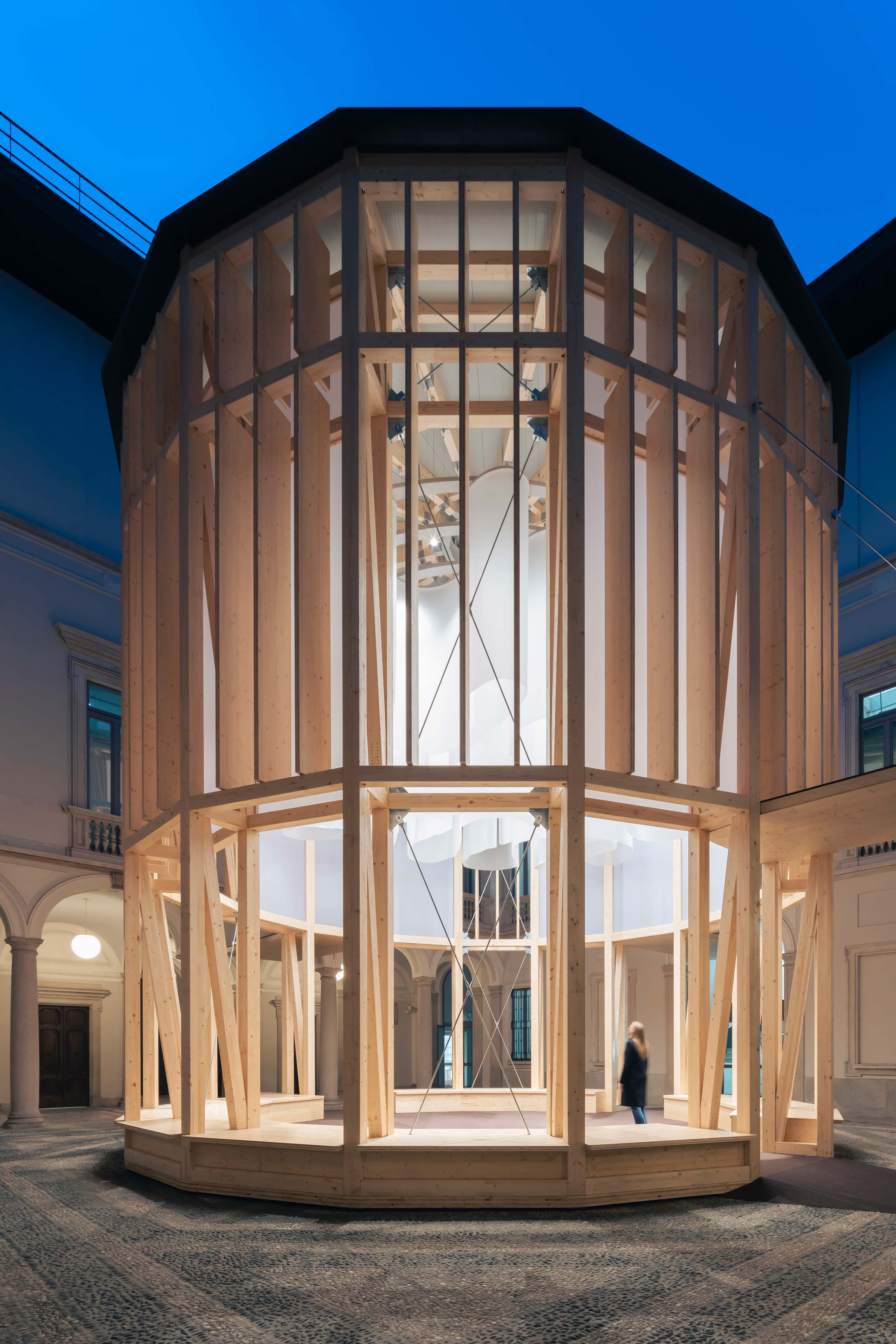 L'ingresso di Palazzo Citterio con l'installazione in legno. Foto: Walter Vecchi