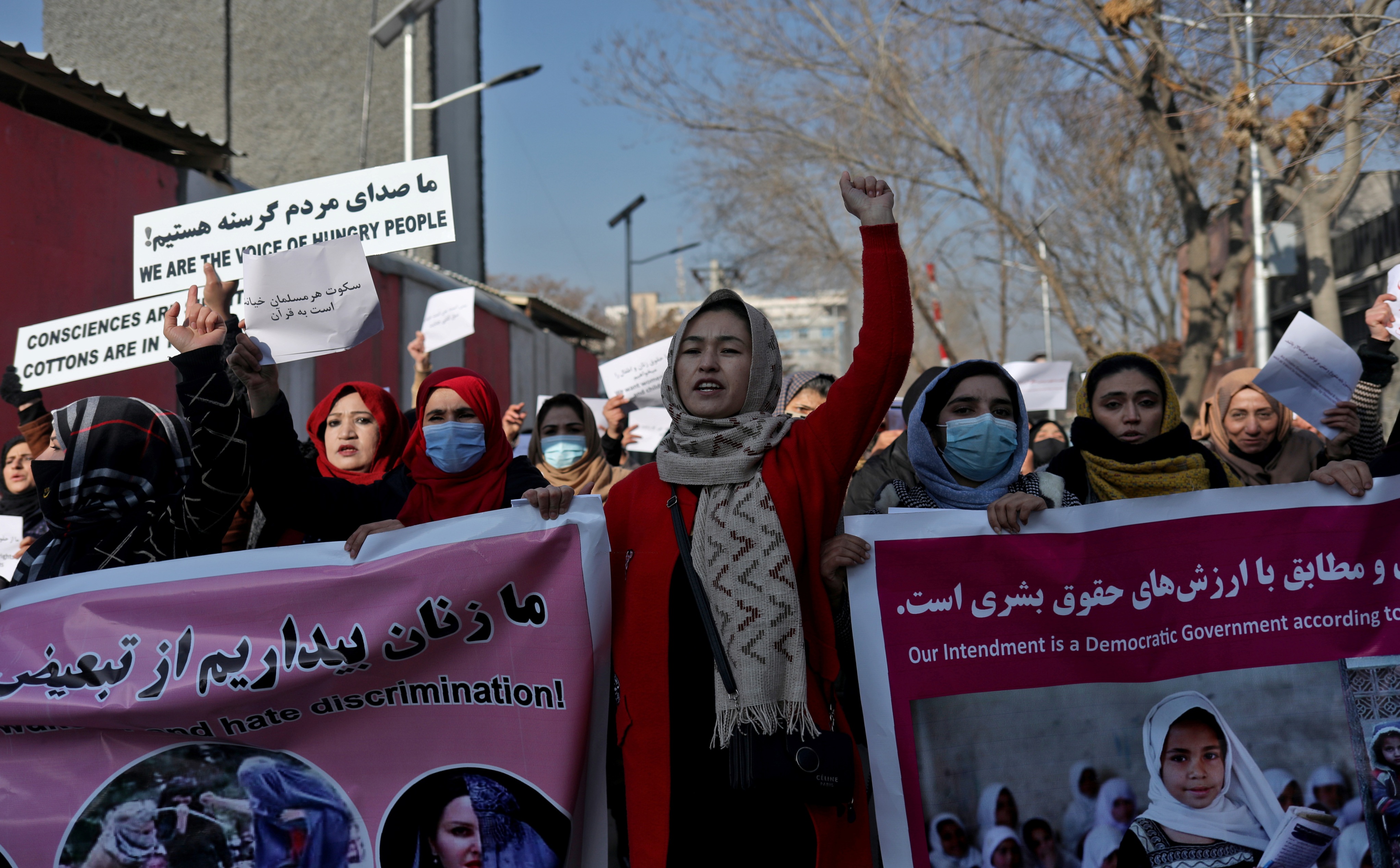 Donne afghane che protestano contro le restrizioni imposte loro dai talebani. Kabul, Dicembre, 2021. Foto: Ali Khara / Reuters