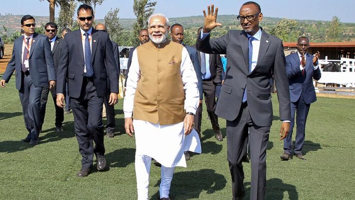 Il primo ministro indiano Narendra Modi accompagnato dal presidente ruandese Paul Kagame