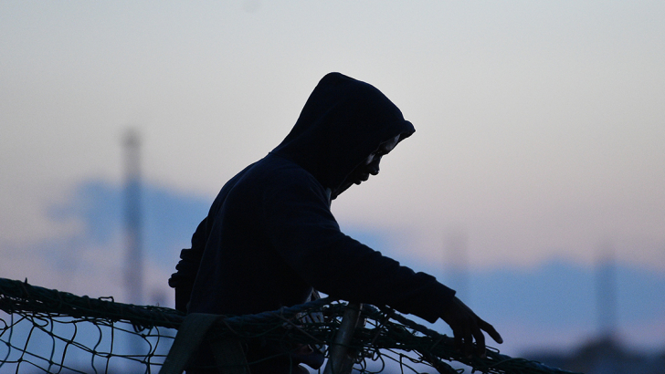 Un migrante sbarca dalla Sea Watch 3