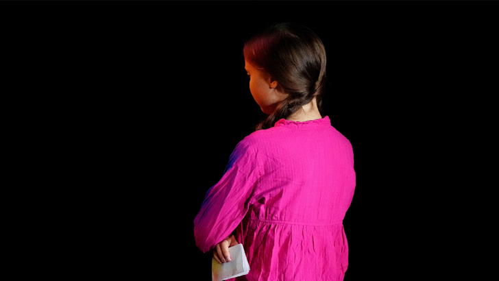 Greta Thunberg di spalle poco prima del suo intervento al climate summit dell'Onu. Foto: Reuters