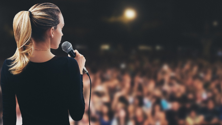 una cantante durante un concerto