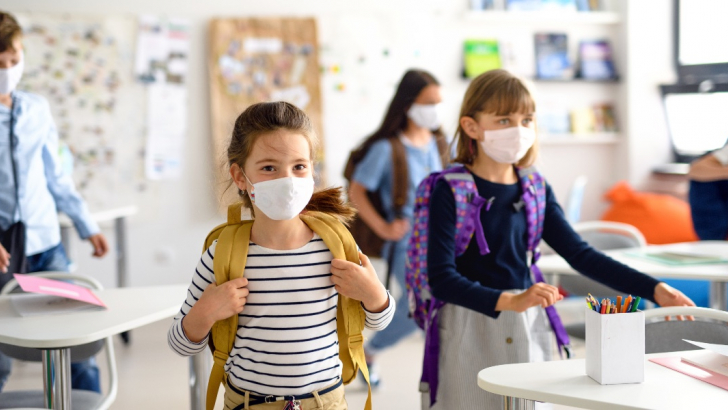 bambini a scuola con mascherine