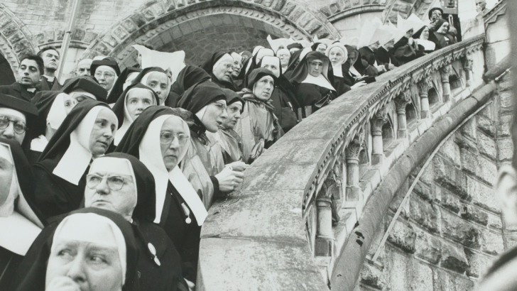 Henri Cartier-Bresson Lourdes, France, 1958, épreuve gélatino-argentique de 1973 © Fondation Henri Cartier-Bresson / Magnum Photos