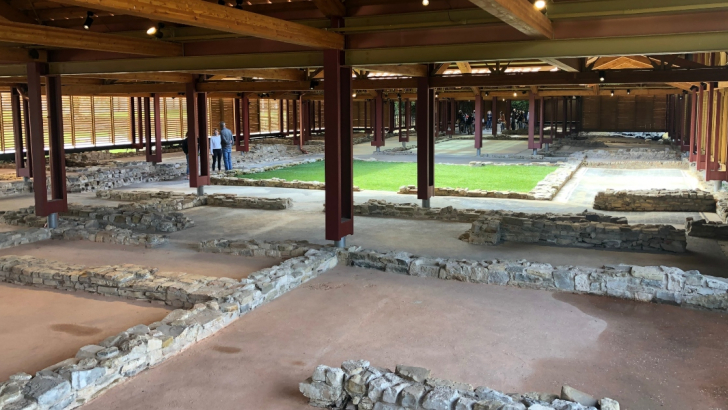 Aquileia (Ud). Veduta (da nord-est) della domus di Tito Macro. In primo piano le botteghe che dividevano la casa dal decumano orientale 