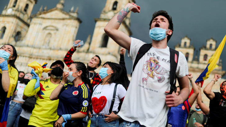 Bogotà, le proteste contro le riforme fiscali del governo