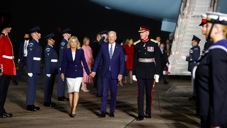 la First Lady e il presidente degli Stati Uniti al loro arrivo in UK per il vertice G7. Foto: Reuters