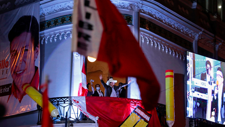 L'esultanza di Pedro Castillo dopo i risultati delle urne. Foto: Reuters