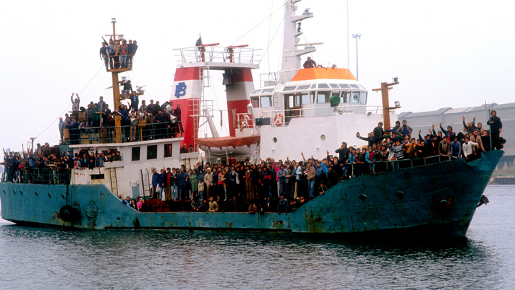 Gli sbarchi degli immigrati albanesi, nel 1991, in Puglia. Foto: Contrasto