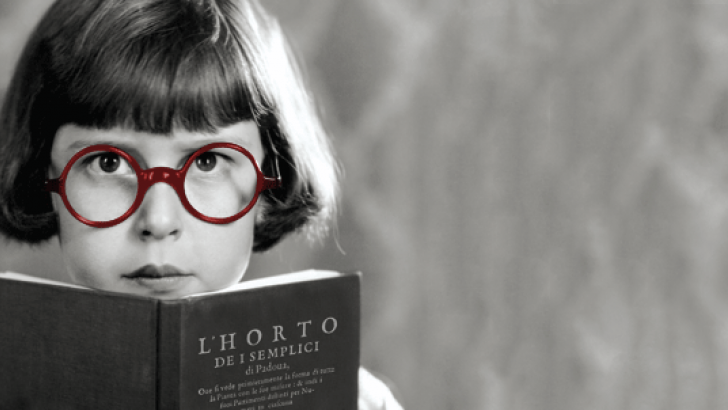 bambina e libro