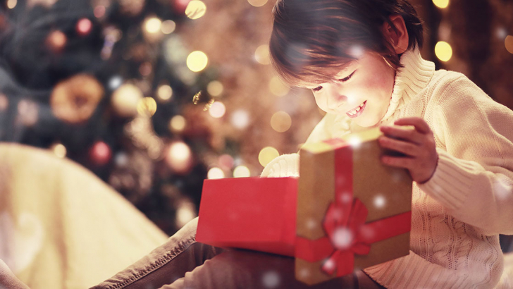 bambina con regalo