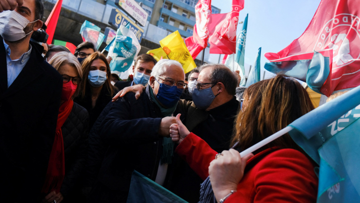 Il premier uscente del Portogallo, Antonio Costa, durante un comizio. Foto: Reuters