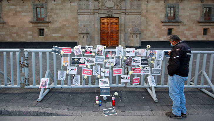 I nomi di alcuni dei giornalisti uccisi in Messico davanti al Palazzo Nazionale di Città del Messico. Foto: Reuters