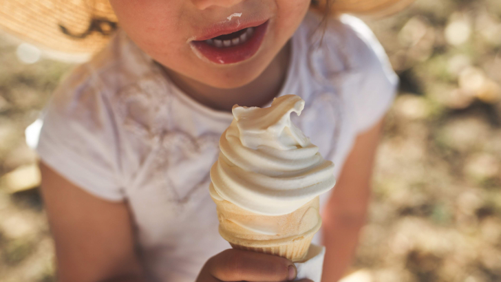 Bimba con gelato