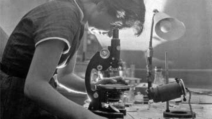 Rosalind Elsie Franklin in un laboratorio di Londra